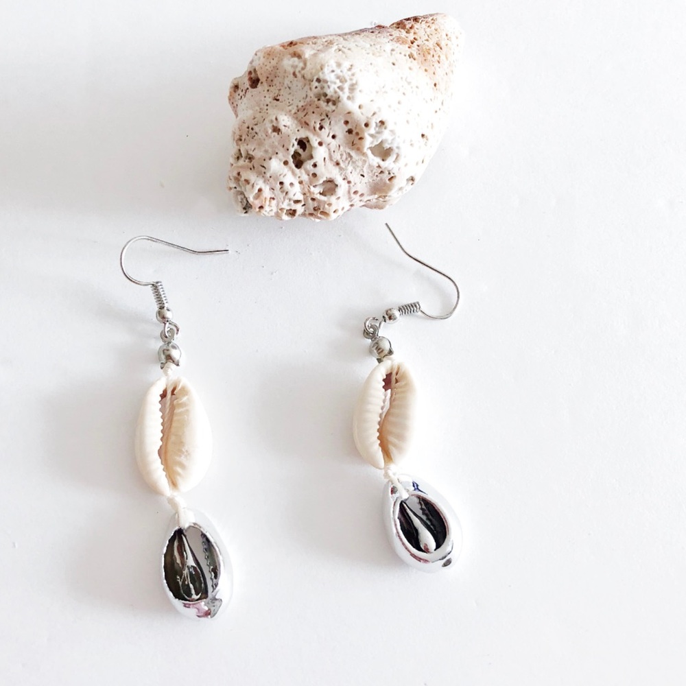 Cowrie Shell Dangle Earrings (Y13)